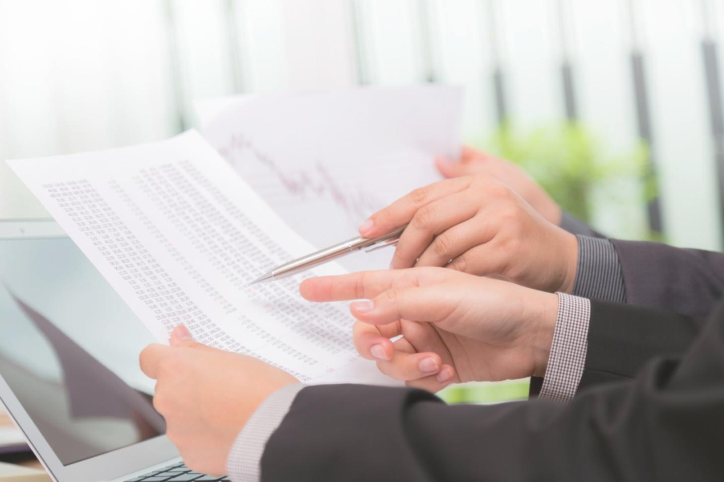 Profesionales analizando datos financieros y desviaciones presupuestarias